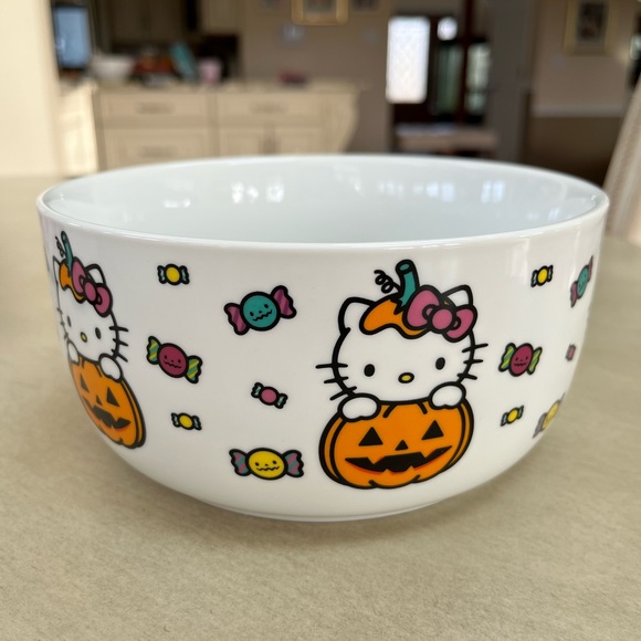 Hello Kitty Bowl with Lid - Picture 1 of 4